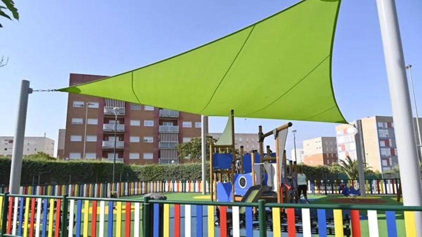 Ejemplo de parque infantil con toldo