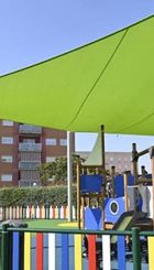 Ejemplo de parque infantil con toldo