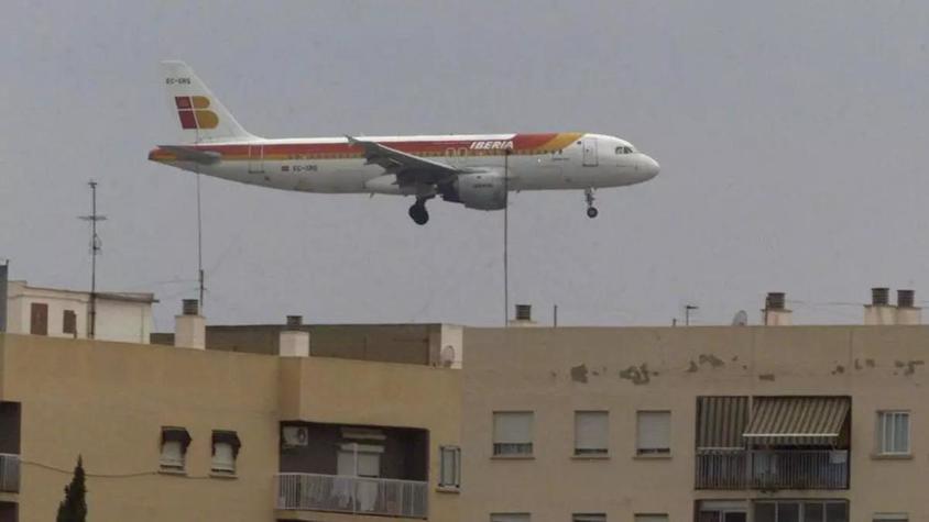 AVIÓN SOBRE LAS CASAS