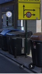 Contenedores en acera Calle Quevedo