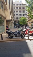 Motos aparcadas en acera