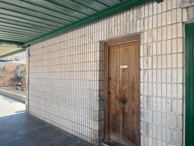 Casa en el patio del colegio