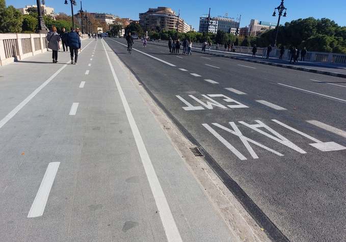 Despropósito de carril bici pintado