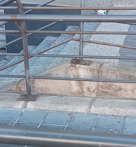 Rampa escalera acera hipercor