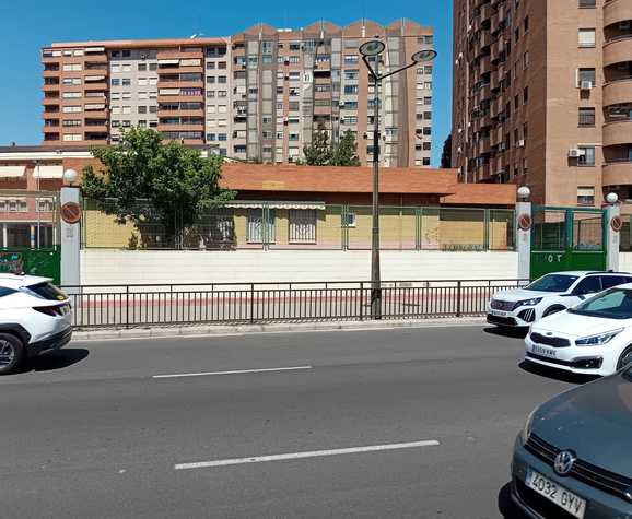 AULAS DE INFANTIL FRENTE A LA CALZADA